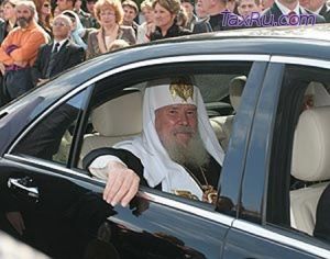 Патриарх Кирилл в мерседесе
