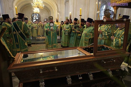 Загрузить увеличенное изображение. 800 x 532 px. Размер файла 165805 b. У мощей св. прав. Симеона Верхотурского. Фото: А.Камальдинов / Православие.Ru