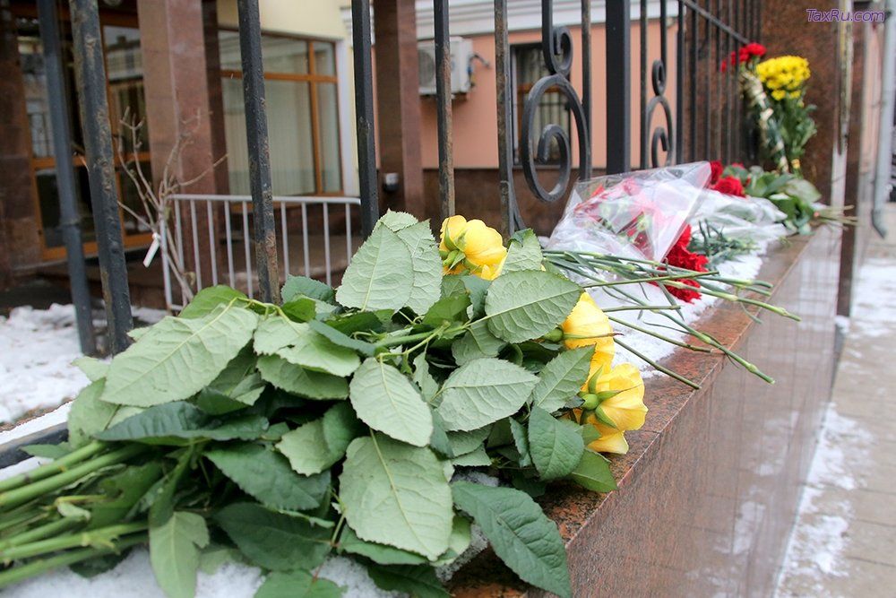 Цветы у посольства