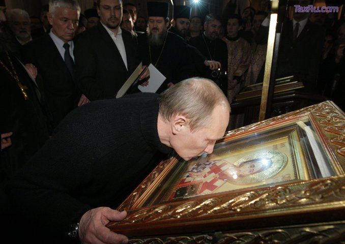 Путин в храме целует икону