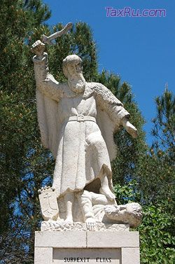Статуя св. пророка Ильи, избивающего вааловых жрецов при входе в кармелитский монастырь