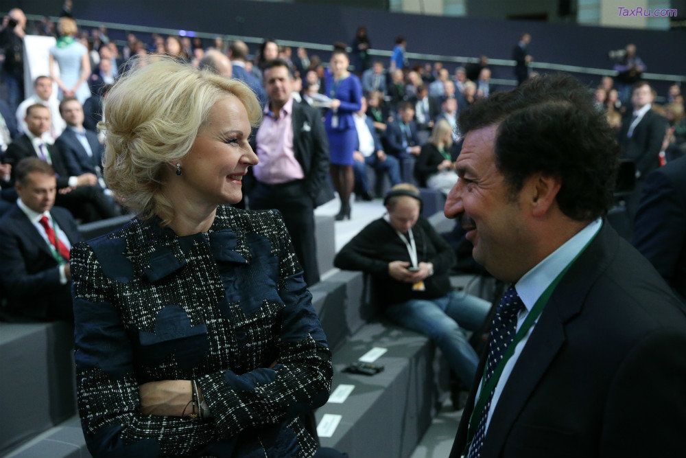 Две .... считающие что пенсионный возраст нужно поднять