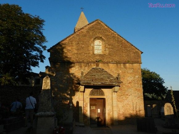 Деревенская церковь с кладбищем в общине Тэзе