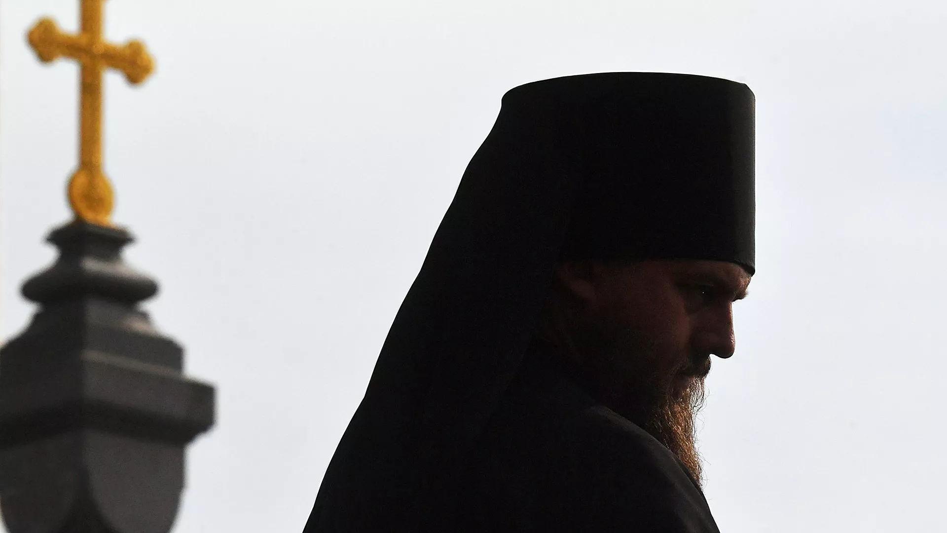 Священнослужитель у храма Христа Спасителя в Москве - РИА Новости, 1920, 24.04.2021