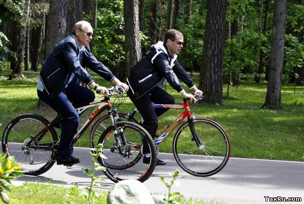 Путин и Медведев на велосипедной прогулке
