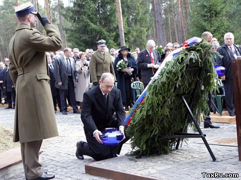 Путин преклонил колено перед памятникам на Катыне