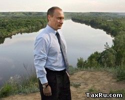 Путин на берегу реки